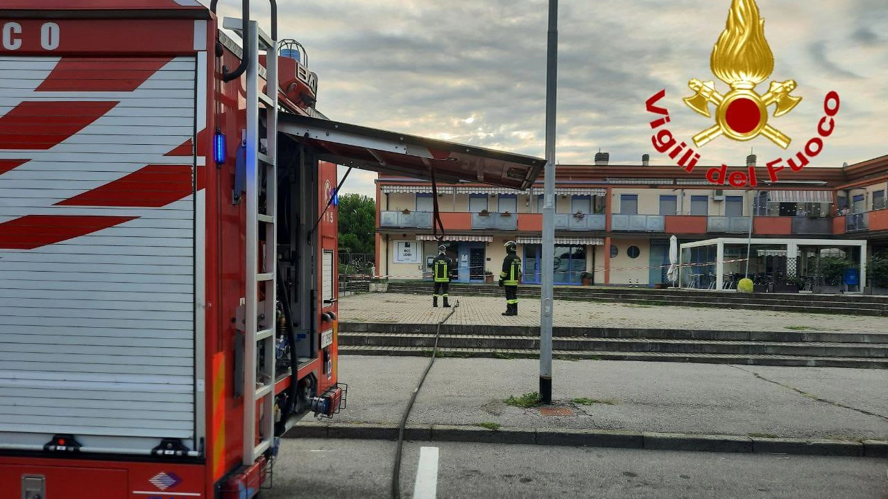 L'area è stata delimitata con nastro rosso per evitare pericoli ai passanti