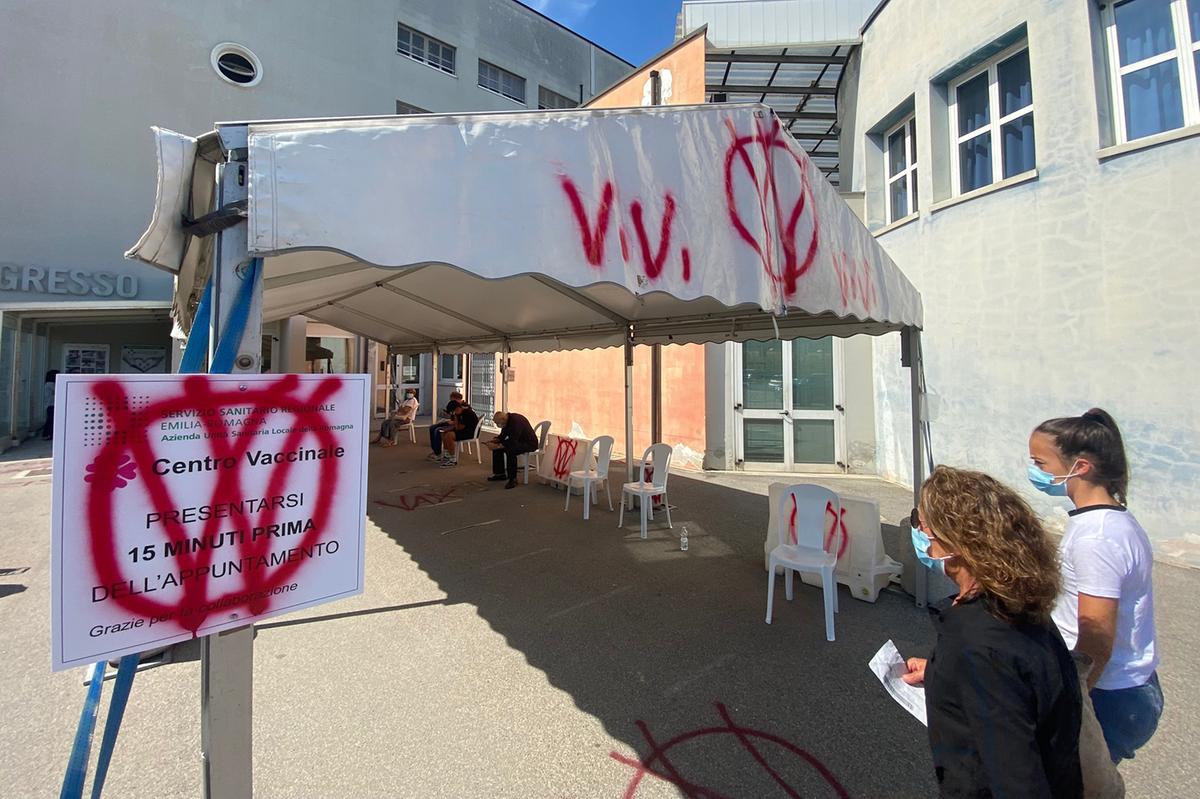 I no vax tra gli esperti di vaccini, l’Ordine dei medici di Milano: “Come terrapiattisti alle mappe. Un’offesa ai colleghi morti di Covid” I no vax tra gli esperti di vaccini, l’Ordine dei medici di Milano: “Come terrapiattisti alle mappe. Un’offesa ai colleghi morti di Covid”
