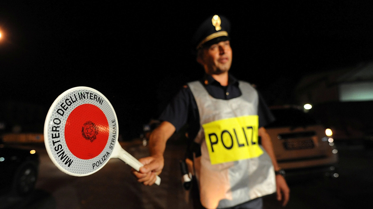 Gli agenti della Polstrada li hanno scortati fuori dalla rete autostradale e sanzionati Gli agenti della Polstrada li hanno scortati fuori dalla rete autostradale e sanzionati