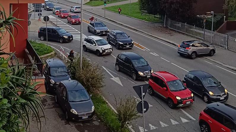 Rumore e traffico in via Milano: "Un caos, vivere qui è impossibile" Rumore e traffico in via Milano: "Un caos, vivere qui è impossibile"