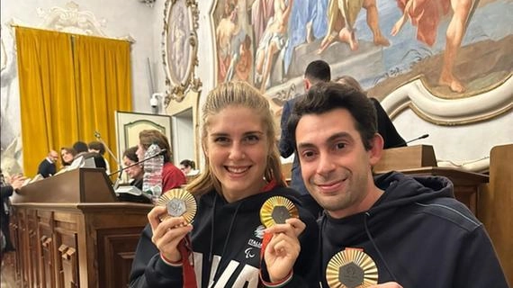 La nuotatrice Monica Boggioni premiata giovedì sera in Comune qui col consigliere Pietro Alongi La nuotatrice Monica Boggioni premiata giovedì sera in Comune qui col consigliere Pietro Alongi