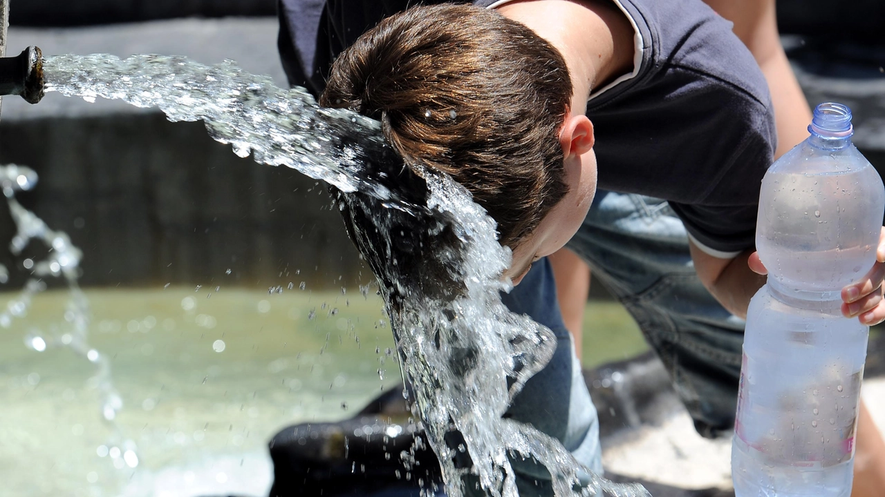 Il senso di disagio che percepiamo quando fa caldo è dovuto sì alle alte temperature, ma anche all’elevata umidità dell’aria Il senso di disagio che percepiamo quando fa caldo è dovuto sì alle alte temperature, ma anche all’elevata umidità dell’aria