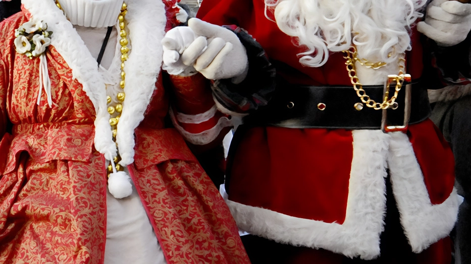 La Casa di Babbo Natale a Trezzano sul Naviglio chiude dopo 7 anni. L'artista Giorgia Distefano non potrà allestire l'opera di riciclo a causa di un mancato accordo con il Comune. La decisione ha deluso centinaia di visitatori e appassionati. La Casa di Babbo Natale a Trezzano sul Naviglio chiude dopo 7 anni. L'artista Giorgia Distefano non potrà allestire l'opera di riciclo a causa di un mancato accordo con il Comune. La decisione ha deluso centinaia di visitatori e appassionati.