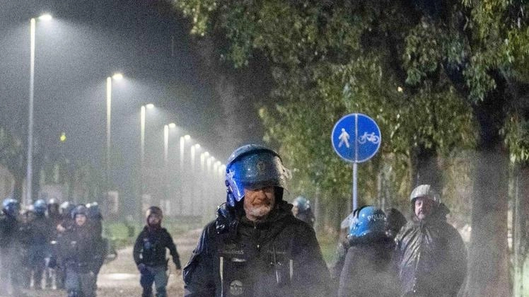 Il bilancio di via Fatebenefratelli: 4.252 in manette (387 in più rispetto al 2023). Fuori dallo stadio 127 persone. Megale: discontinuità con l’indagine sugli ultrà. Corvetto non è una banlieue. Il papà di Ramy ha spento le strumentalizzazioni. Il bilancio di via Fatebenefratelli: 4.252 in manette (387 in più rispetto al 2023). Fuori dallo stadio 127 persone. Megale: discontinuità con l’indagine sugli ultrà. Corvetto non è una banlieue. Il papà di Ramy ha spento le strumentalizzazioni.