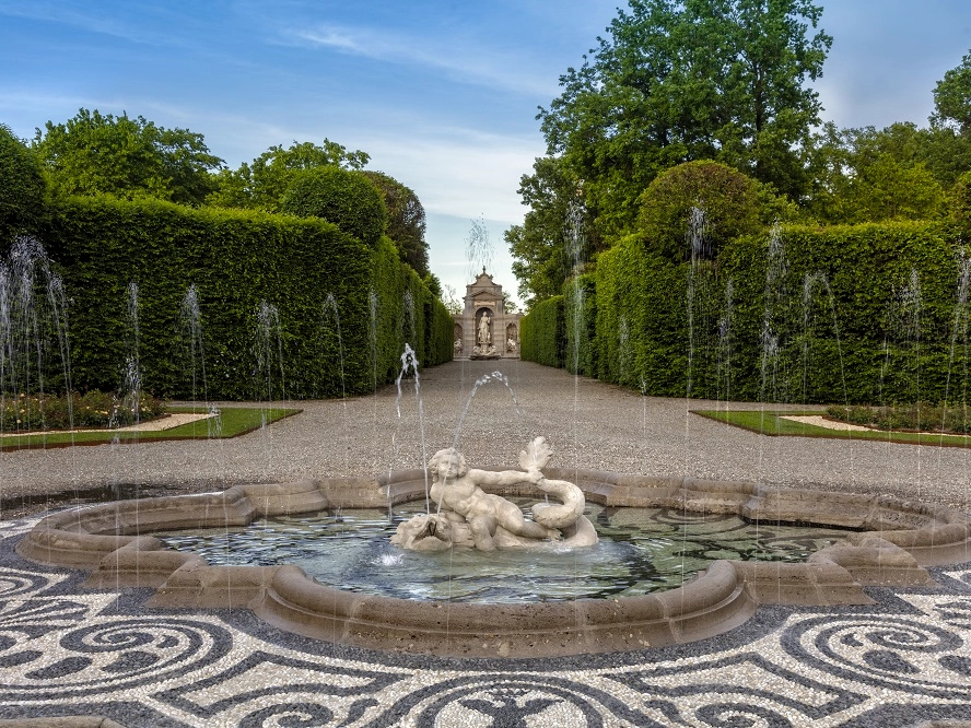 Fontana del Delfino e Teatro di Diana