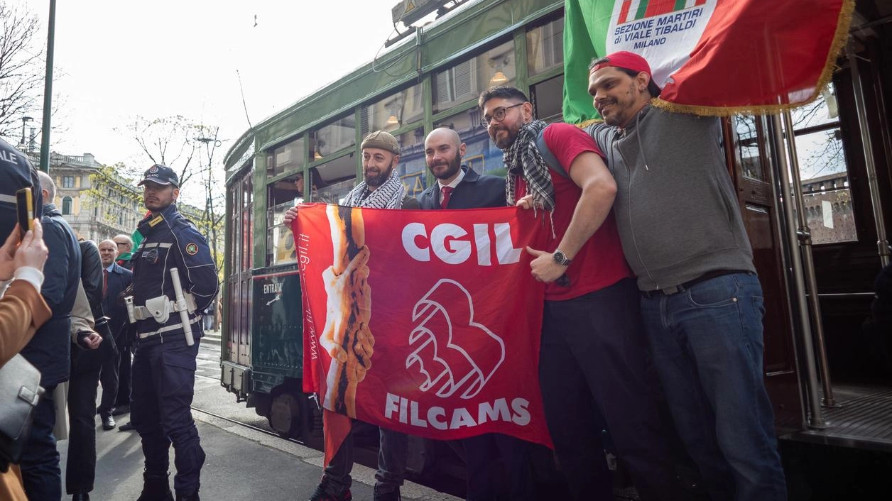 “Un tram chiamato Liberazione“ ieri nella fermata di Piazza Castello