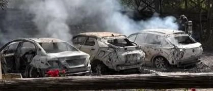 A Rho cinque auto incendiate in piena notte. Indagini sulle cause, tutte le piste sono aperte