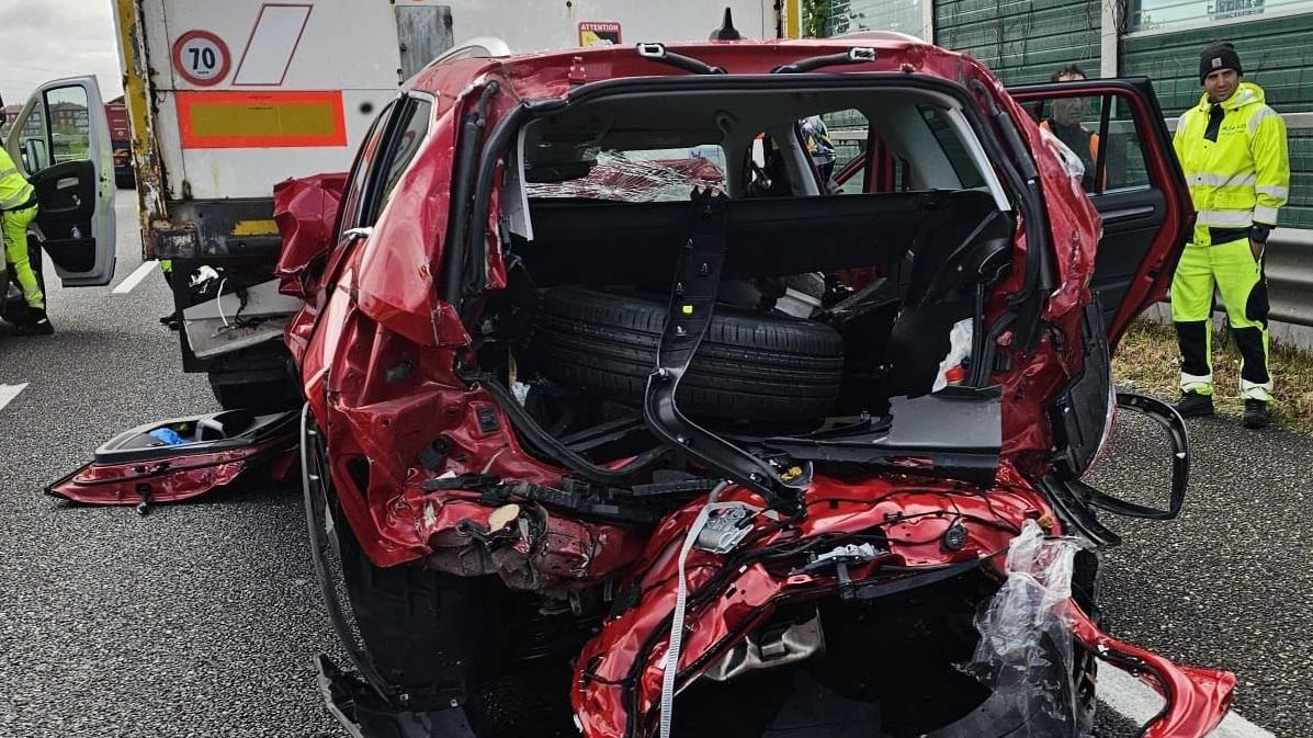 Un automobilista di 50 anni rimane ferito in un grave incidente sull'A1 a San Donato. Coinvolte due vetture e un tir, intervento dei vigili del fuoco e trasporto in ospedale in codice giallo.
