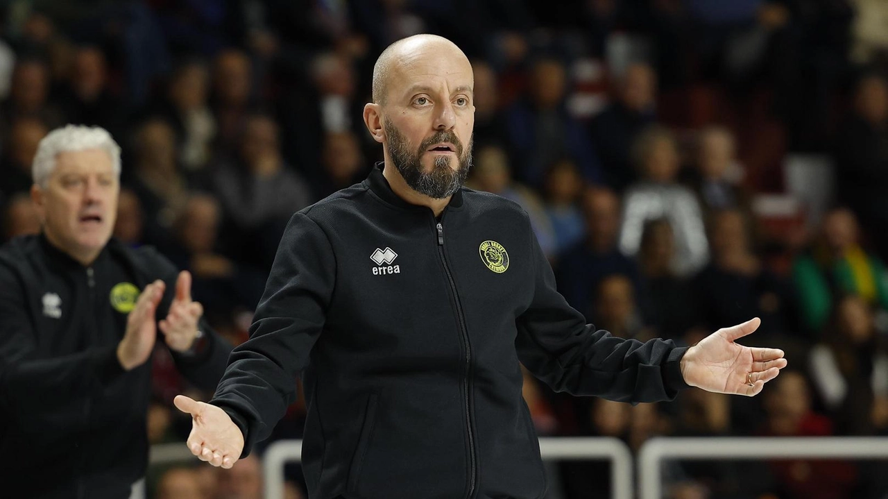 Demis Cavina, coach della Vanoli Basket Cremona penultima in Serie A Demis Cavina, coach della Vanoli Basket Cremona penultima in Serie A