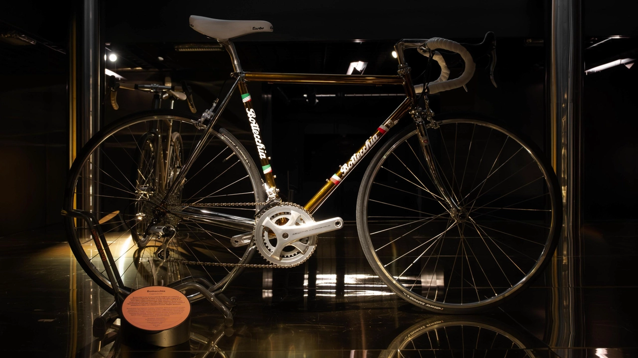 La mostra "Bicyclette: un altro Giro tra Francia e Italia" a Milano celebra la bicicletta come simbolo di tradizione, design e sostenibilità, esplorando la sua evoluzione e ruolo nel futuro della mobilità. La mostra "Bicyclette: un altro Giro tra Francia e Italia" a Milano celebra la bicicletta come simbolo di tradizione, design e sostenibilità, esplorando la sua evoluzione e ruolo nel futuro della mobilità.