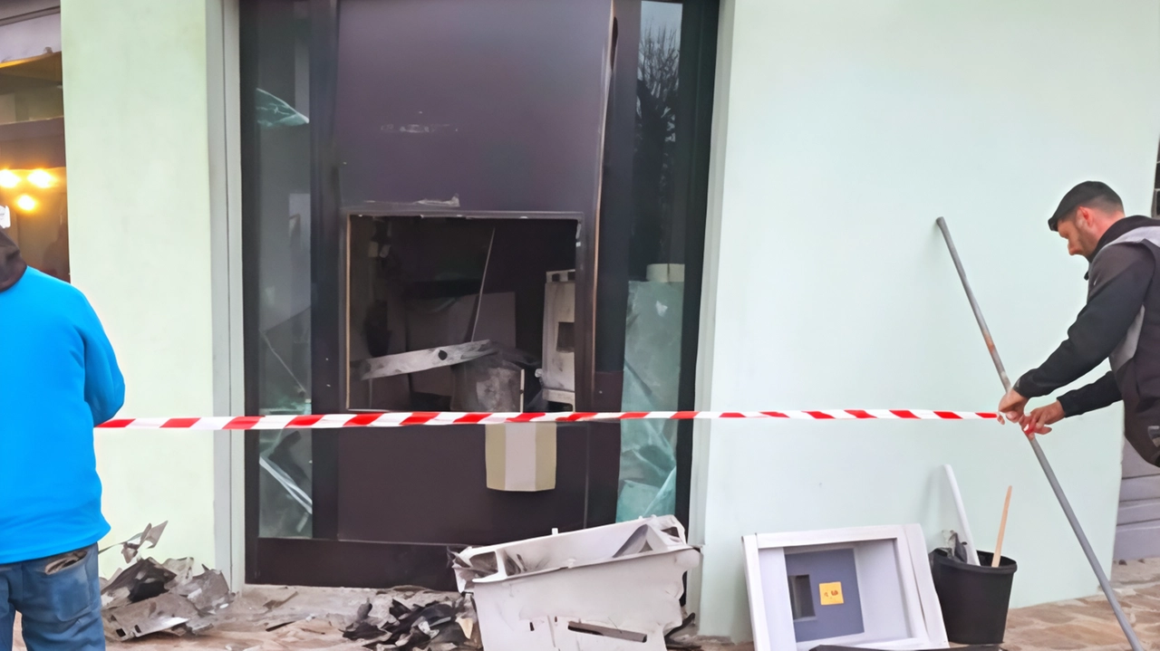 Il botto in piena notte a Martinengo ha causato danni notevoli per un bottino tutto sommato modesto: duemila euro Il botto in piena notte a Martinengo ha causato danni notevoli per un bottino tutto sommato modesto: duemila euro