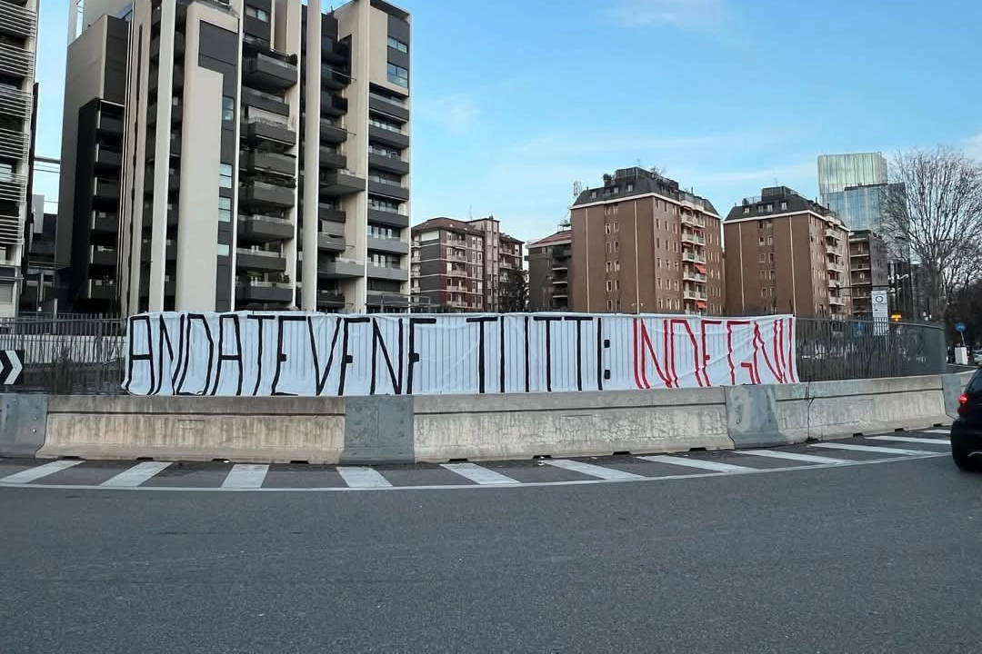 Lo striscione affisso di fronte a Casa Milan