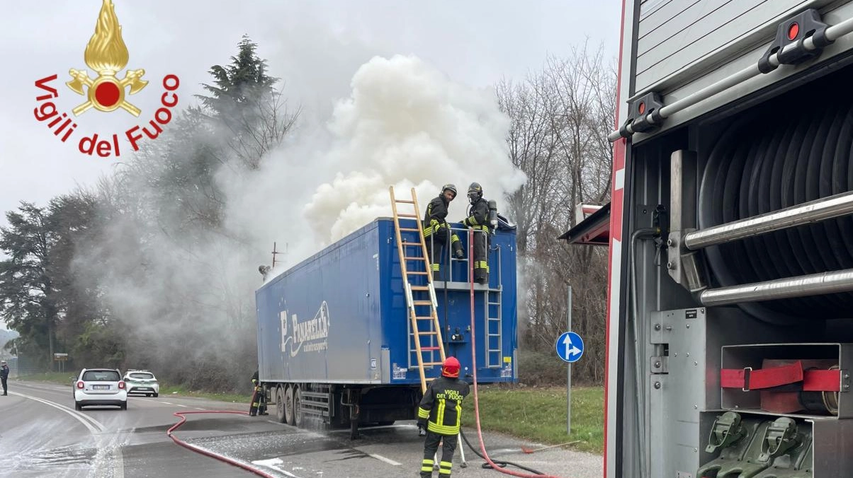 Il camion bruciato ad Alzate Brianza Il camion bruciato ad Alzate Brianza