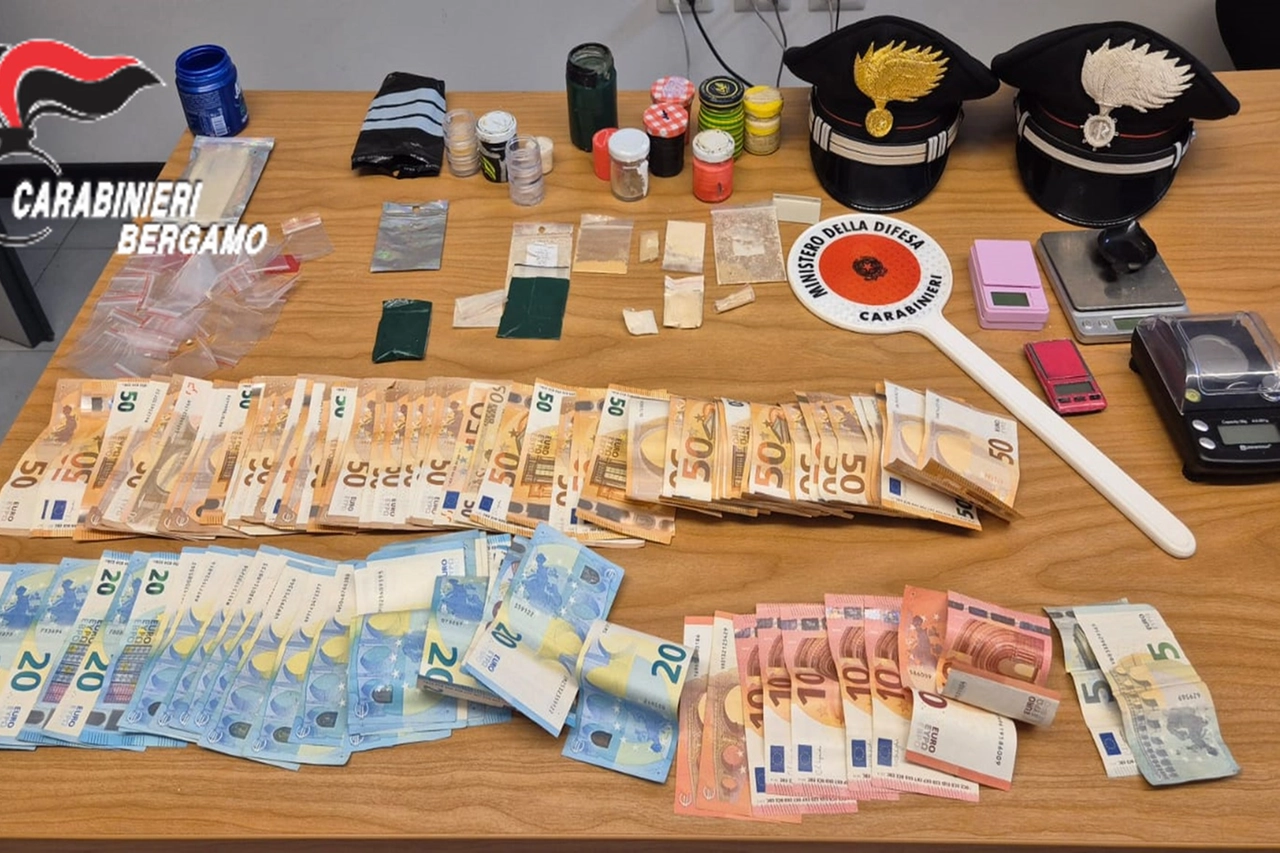 Soldi e droga sequestrati dopo il blitz a Clusone