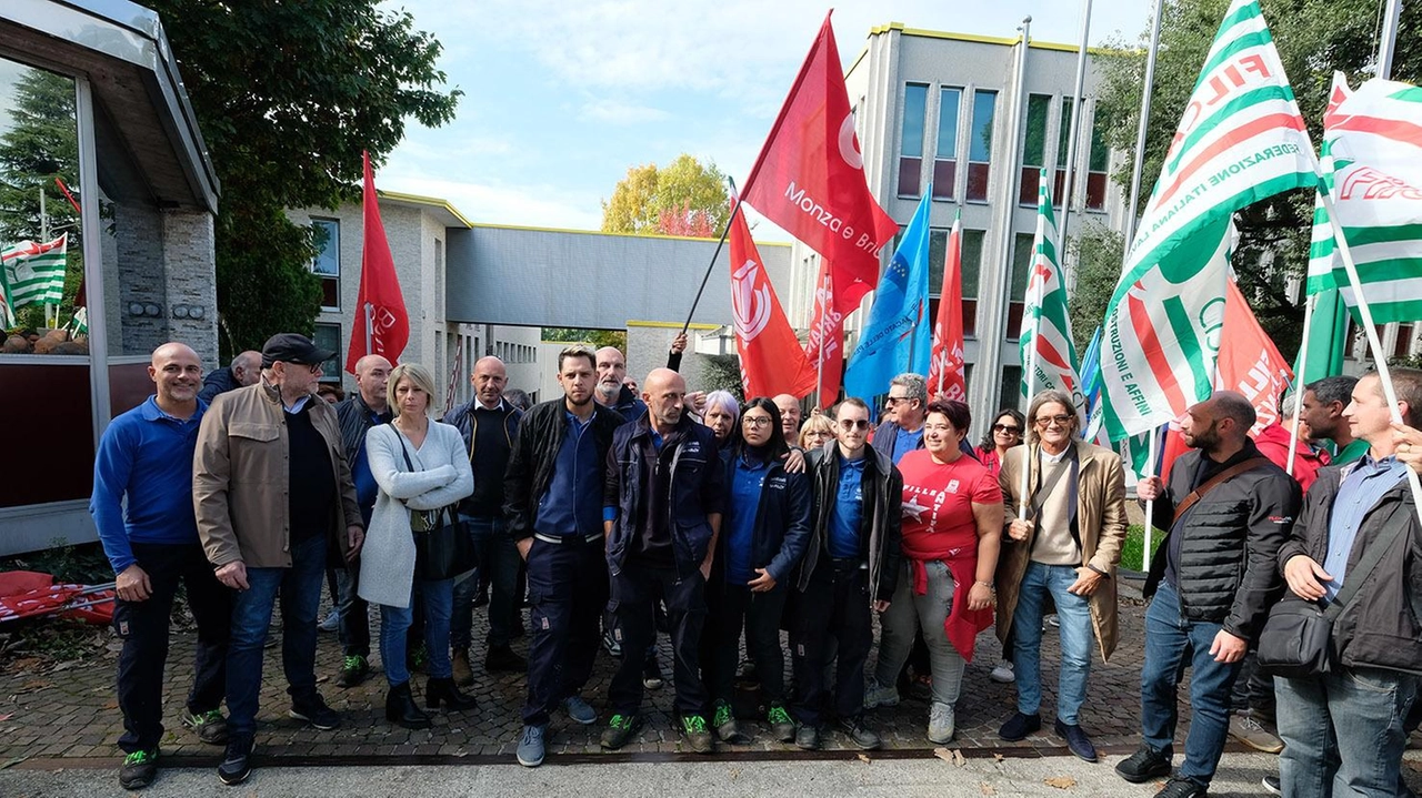 I lavoratori della Valli di Renate L’azienda chiude per sempre nell’anno del 90esimo I lavoratori della Valli di Renate L’azienda chiude per sempre nell’anno del 90esimo