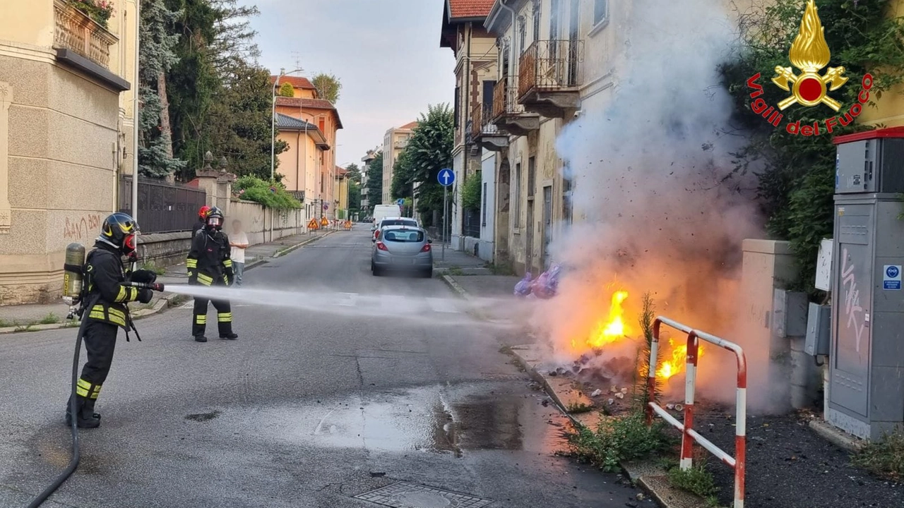 I vigili del fuoco all'opera questa mattina alle sei I vigili del fuoco all'opera questa mattina alle sei