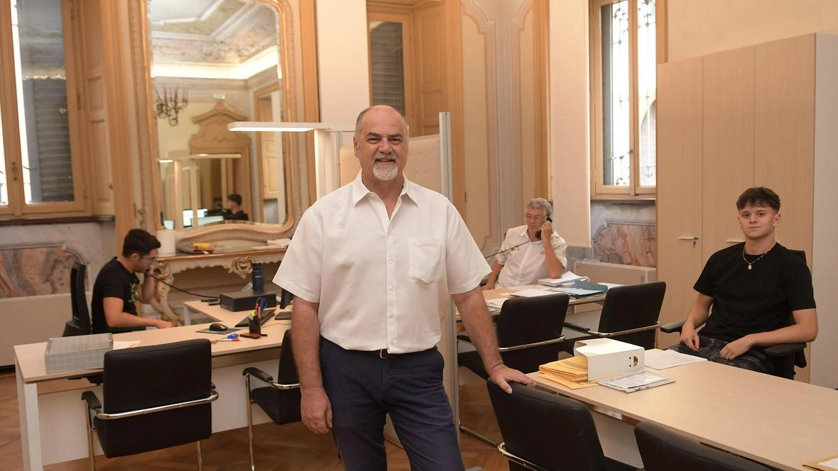 Il sindaco Angelo Maria Caterina nell’ufficio anagrafe, trasferito dal primo piano al pianterreno dell’antico edificio. Proseguono intanto i lavori di restyling del palazzo Il sindaco Angelo Maria Caterina nell’ufficio anagrafe, trasferito dal primo piano al pianterreno dell’antico edificio. Proseguono intanto i lavori di restyling del palazzo