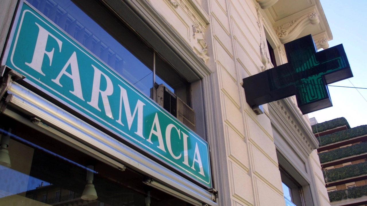 Una farmacia (foto d'archivio) Una farmacia (foto d'archivio)