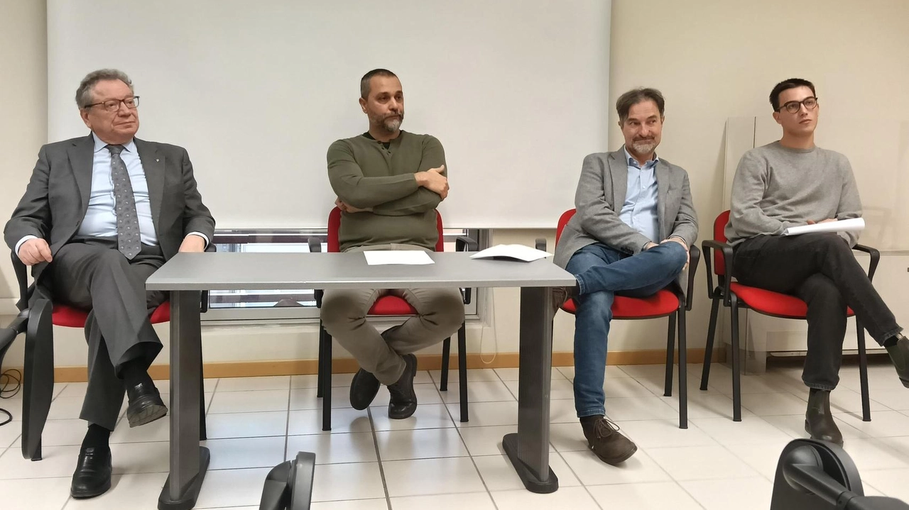 Da sinistra Corrado Sancilio (dirigente del Polo UniLodi) Ciro Vajro Francesco Chiodaroli e Lorenzo Appiani (educatore della Danelli) Da sinistra Corrado Sancilio (dirigente del Polo UniLodi) Ciro Vajro Francesco Chiodaroli e Lorenzo Appiani (educatore della Danelli)