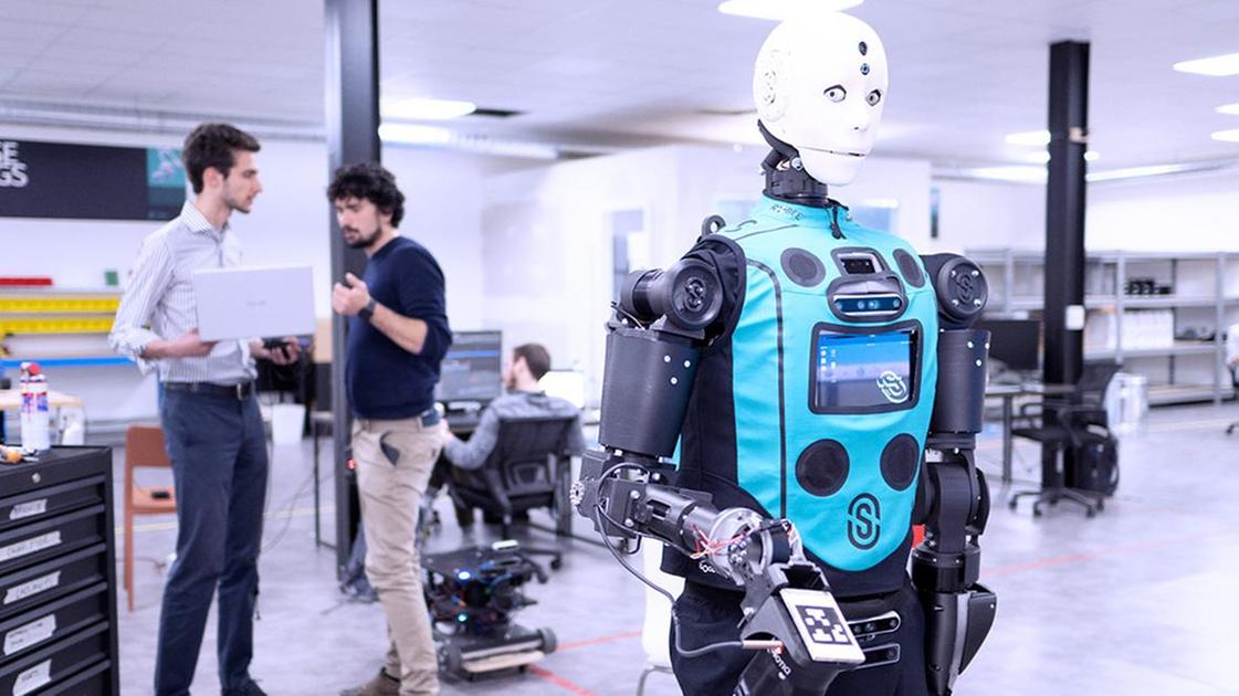 Tecnologia e arte, la nuova vita di RoBee il robot umanoide: prof alla scuola di restauro