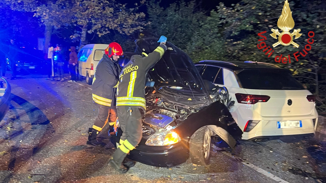 La parte anteriore dell'auto, che si è spazzata, recuperata dai vigili del fuoco