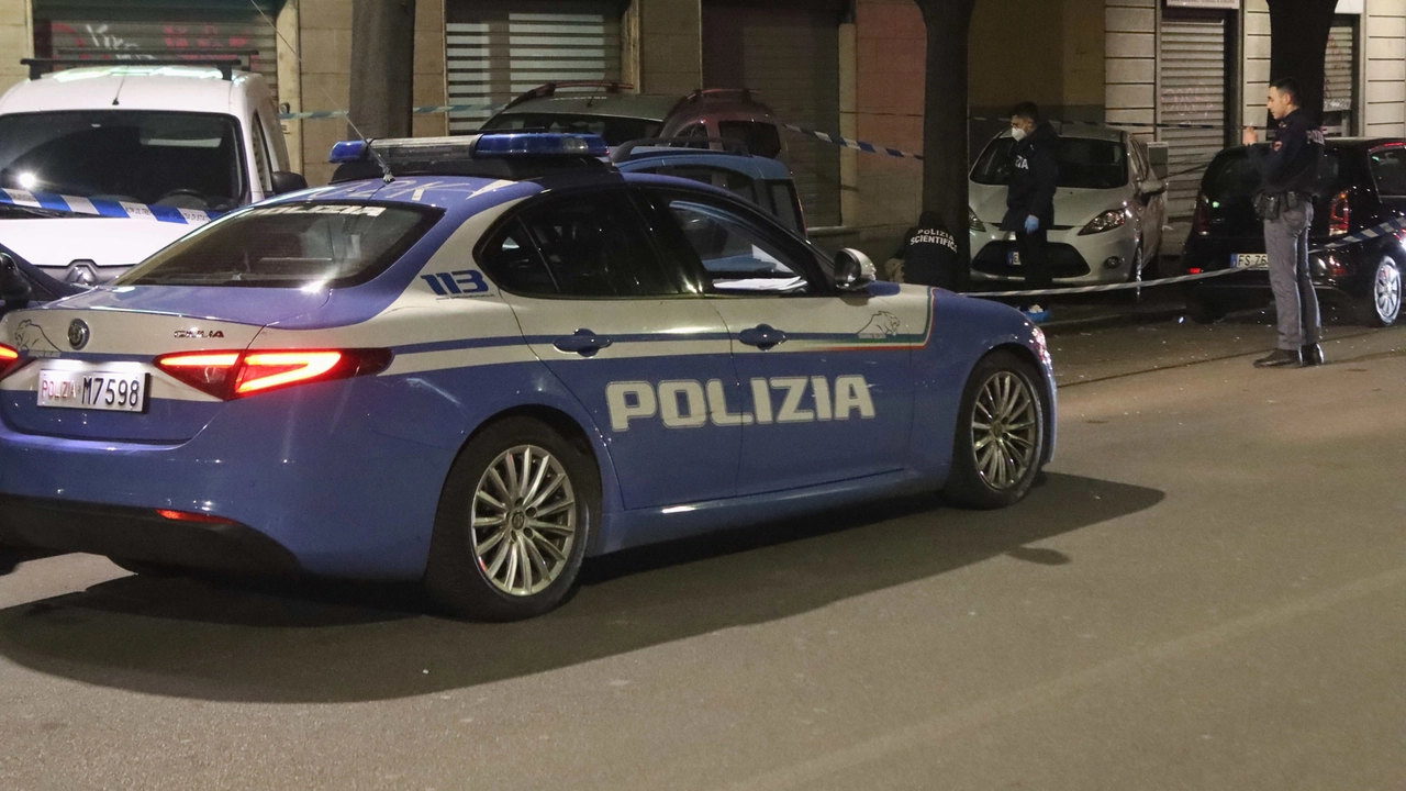 I due rapinatori sono stati bloccati dagli agenti dell'Ufficio prevenzione generale