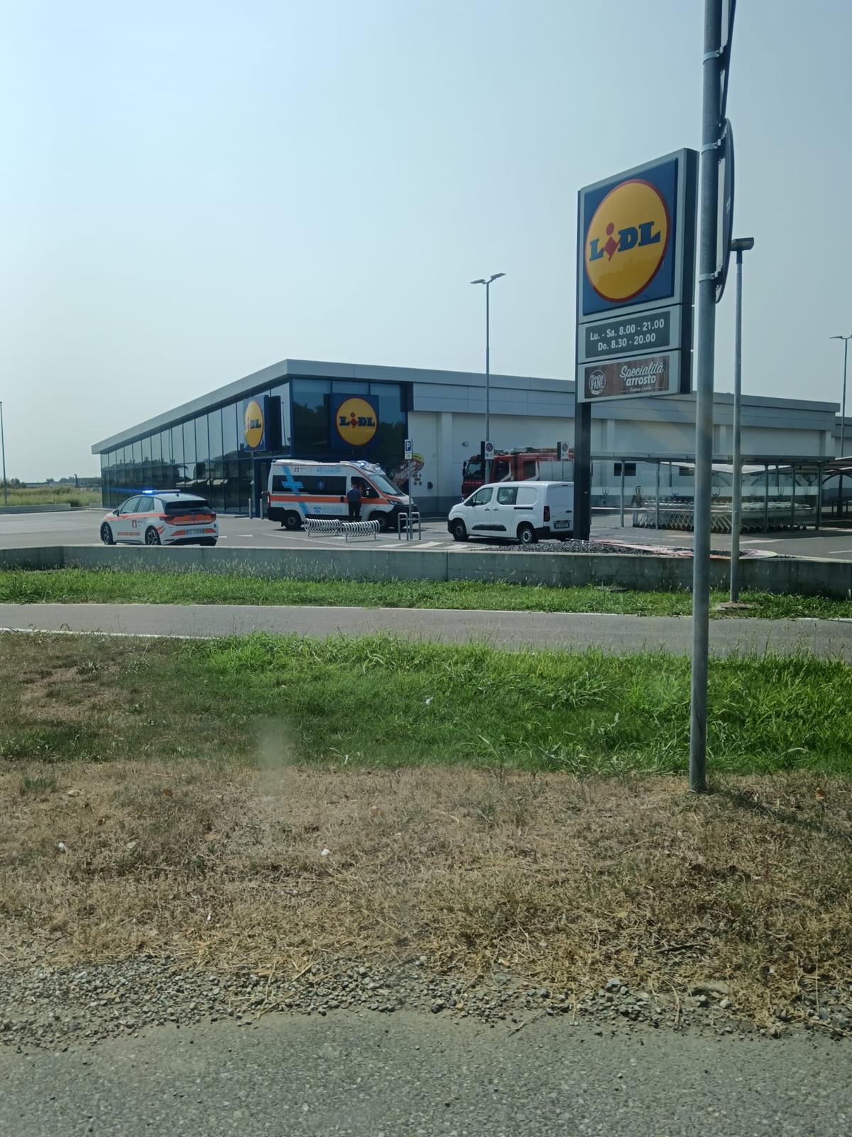 sant8217angelo lodigiano operaio folgorato in una cabina elettrica supermercato evacuato