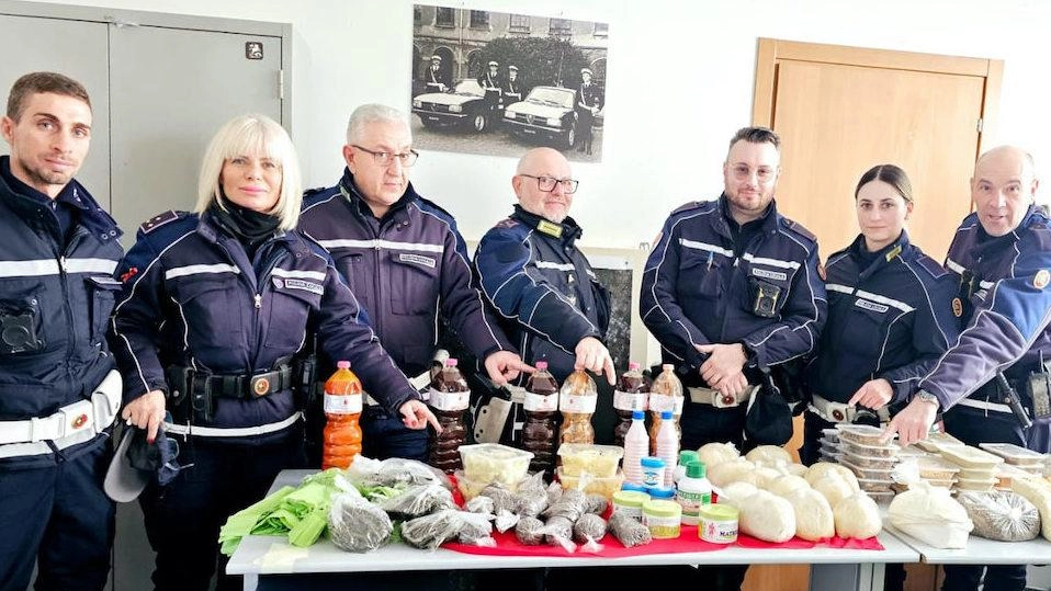 Blitz anti-degrado e sicurezza pubblica davanti alla stazione ferroviaria, sequestrati 160 chilogrammi di cibo. Sabato pomeriggio gli agenti della polizia locale... Blitz anti-degrado e sicurezza pubblica davanti alla stazione ferroviaria, sequestrati 160 chilogrammi di cibo. Sabato pomeriggio gli agenti della polizia locale...