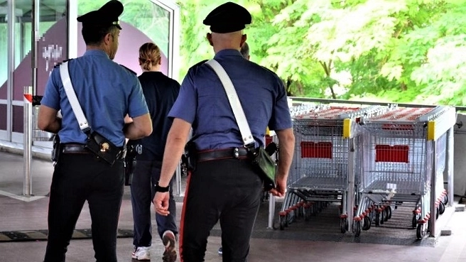 I carabinieri in un supermercato (Foto archivio)