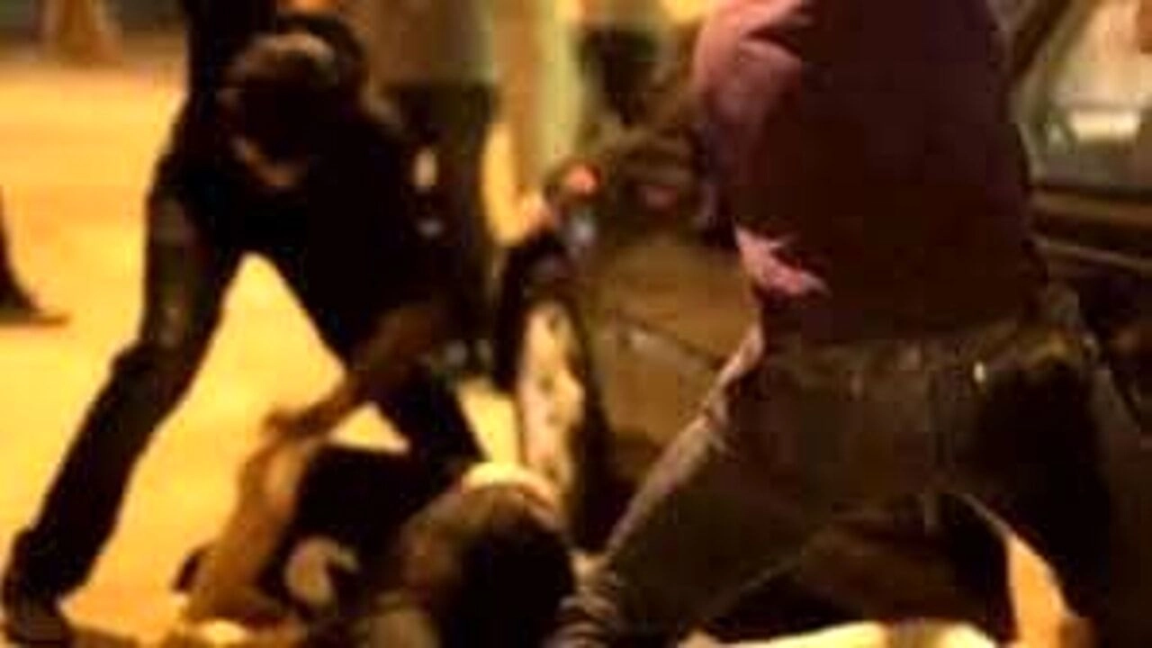 La rabbia del padre: “Picchiato da delle bestie, ognuno voleva il suo pezzo di carne...” La rabbia del padre: “Picchiato da delle bestie, ognuno voleva il suo pezzo di carne...”