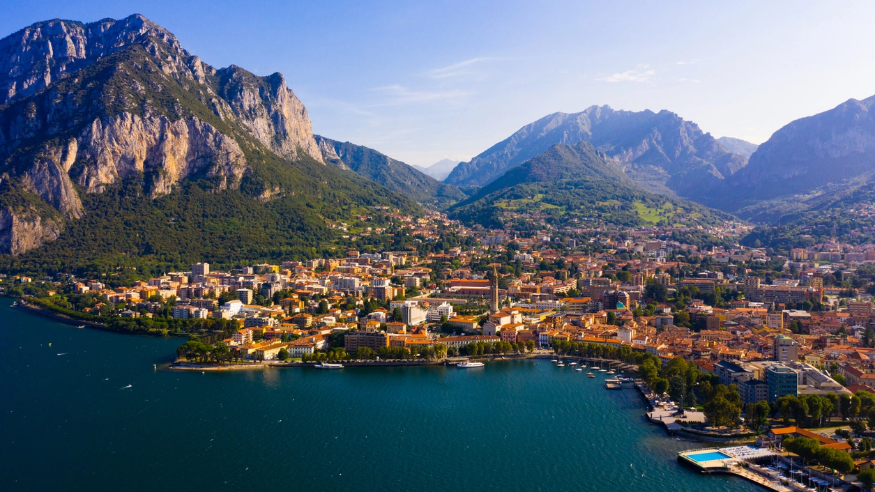 La città di Lecco vista dal lago La città di Lecco vista dal lago