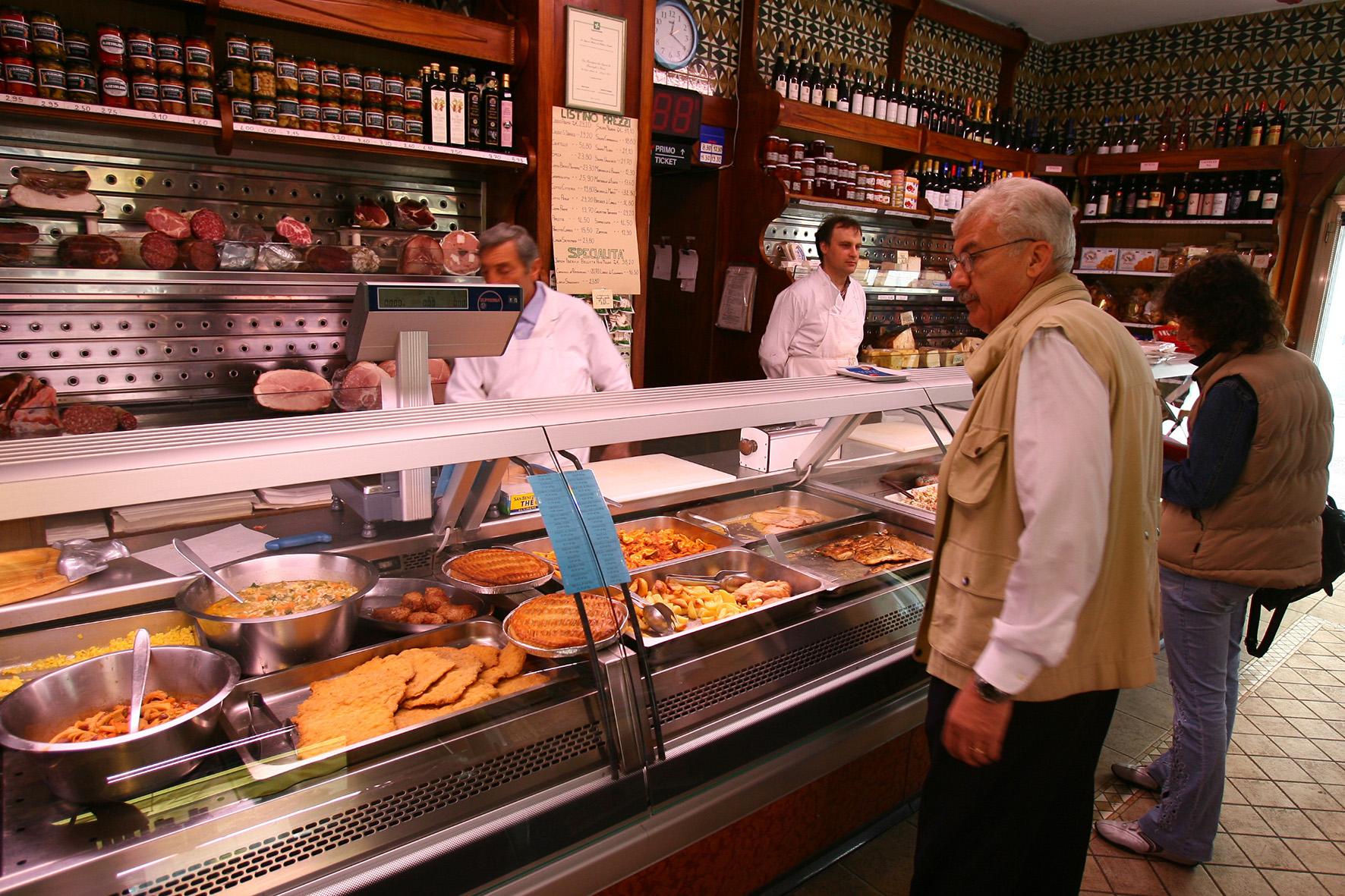 Lombardia, le famiglie spendono meno: consumi in calo del 2,5% nei primi tre mesi. Colpa dell’incertezza Lombardia, le famiglie spendono meno: consumi in calo del 2,5% nei primi tre mesi. Colpa dell’incertezza