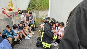 Incidente fra tir e pullman scolastico sulla Pedemontana: morta una maestra, paura per 30 bambini di prima elementare
