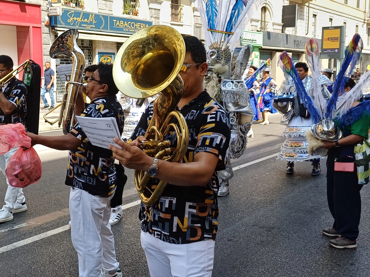 Musica dal vivo con la banda per la festa boliviana della Vergin de Urkupina in corso Buenos Aires