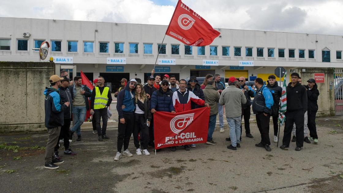 Paura Buccinasco da Ilgiorno.it paura a buccinasco investito da furgone che esce dal magazzino durante una protesta