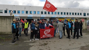 Paura a Buccinasco. Investito da furgone che esce dal magazzino durante una protesta
