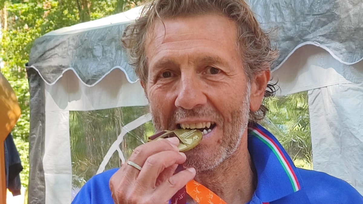 L'azzurro festeggia con la medaglia d'oro vinta a Dresda nella corsa individuale in linea