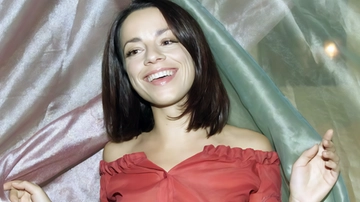 Valeria Rossi e Dammi tre parole, il tormentone del 2001: “Con i diritti della canzone ci compro i regali di Natale. Oggi faccio suonare le piante”