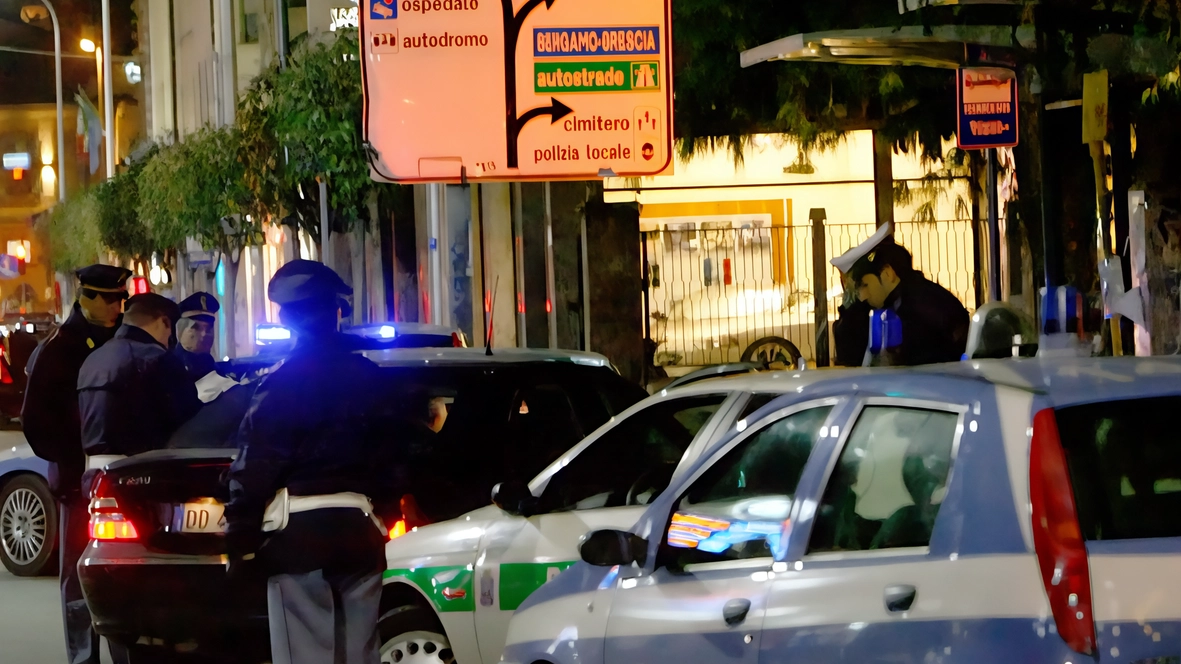 Gli agenti della Squadra Volanti hanno intercettato la rapina in corso Milano Dopo aver soccorso la vittima hanno rintracciato l’aggressore in fuga