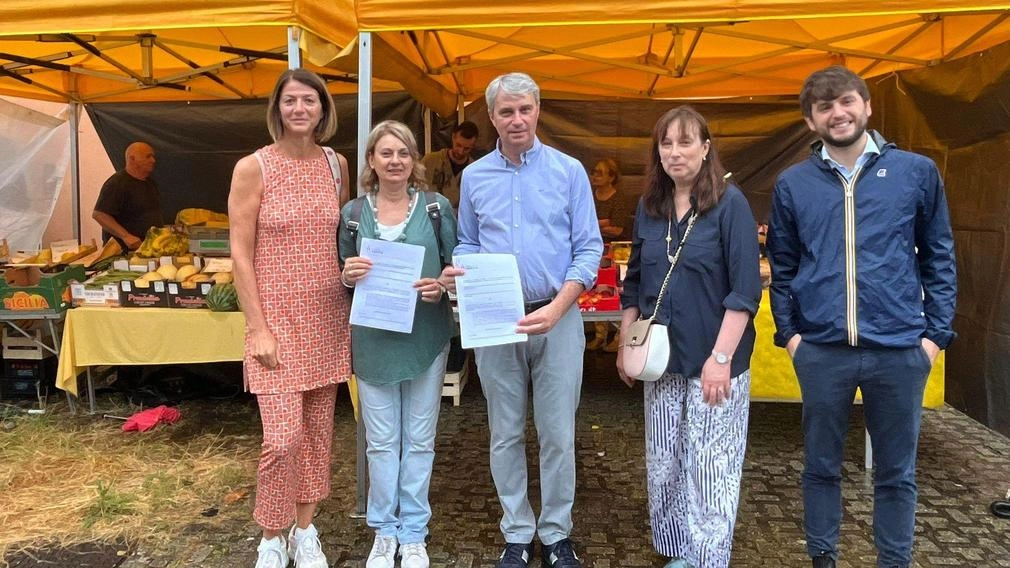 La firma del patto di quartiere a Belforte con il sindaco Galimberti Il piano di interventi prevede anche l’accordo di un piccolo mercato mono o bisettimanale su richiesta dei residenti più anziani La firma del patto di quartiere a Belforte con il sindaco Galimberti Il piano di interventi prevede anche l’accordo di un piccolo mercato mono o bisettimanale su richiesta dei residenti più anziani