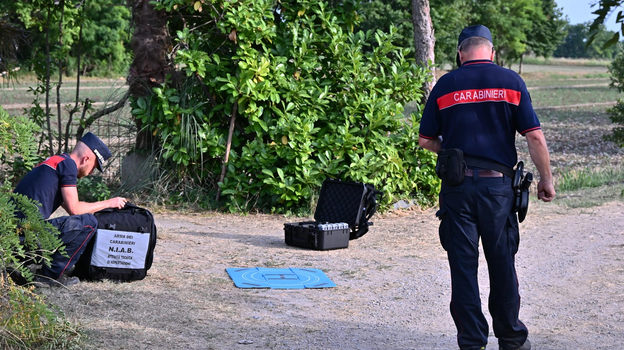 I carabinieri sul luogo della tragedia a Romano di Lombardia I carabinieri sul luogo della tragedia a Romano di Lombardia