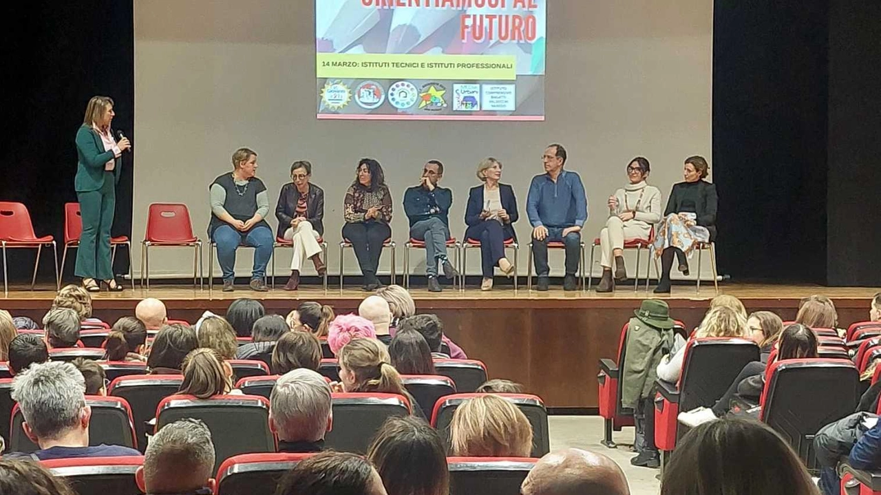 “Orientiamoci al futuro“ è rivolto alle famiglie e agli studenti di seconda media “Orientiamoci al futuro“ è rivolto alle famiglie e agli studenti di seconda media
