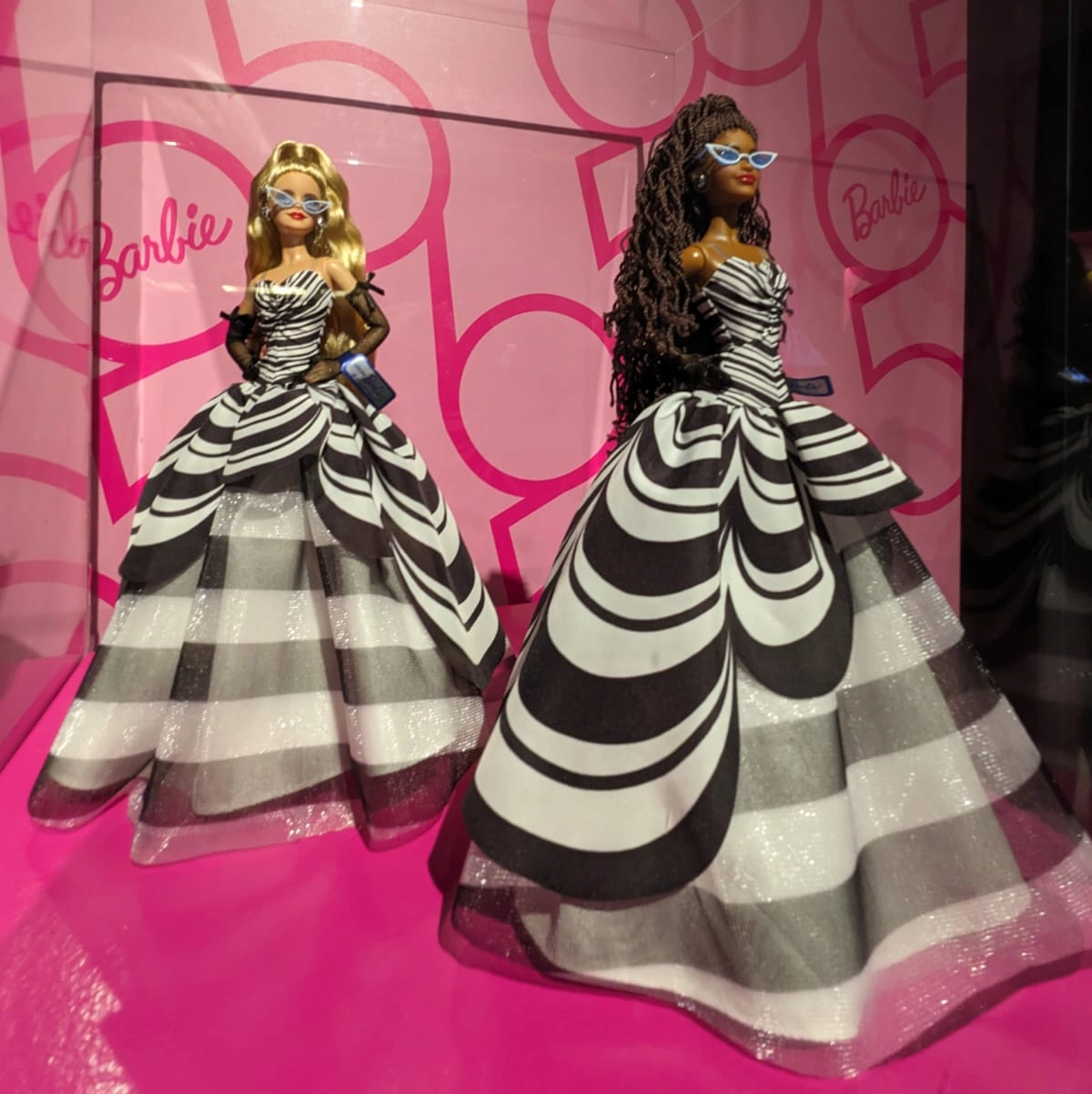 Barbie, l’iconica bambola del 65esimo anniversario alla mostra 'Barbie: A Cultural Icon Exhibition'