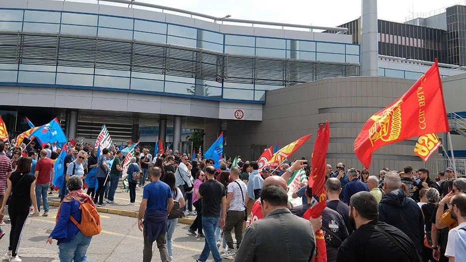 "No al piano industriale presentato dalla società e sì alla richiesta di rilancio con investimenti e nuove tecnologie". Ieri, la... "No al piano industriale presentato dalla società e sì alla richiesta di rilancio con investimenti e nuove tecnologie". Ieri, la...