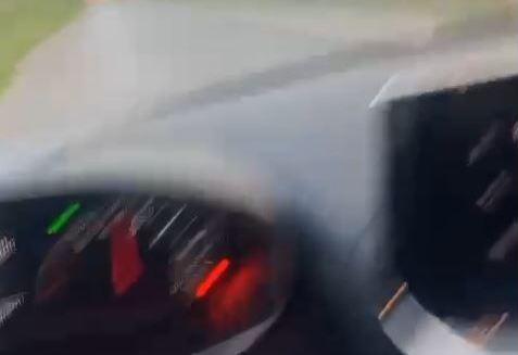 Insulti agli agenti. Poi la fuga all’alt e l’inseguimento