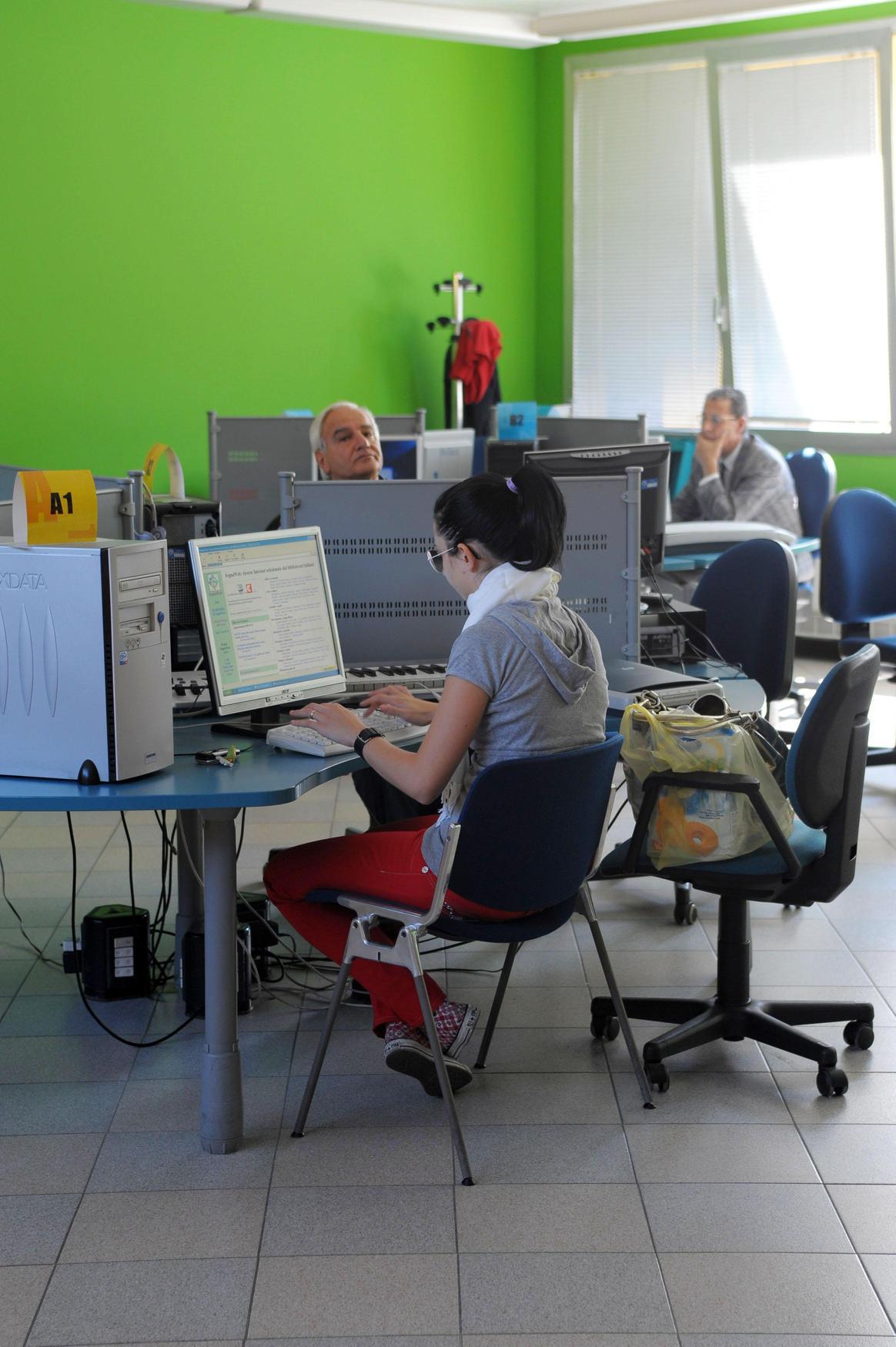 Struttura e servizi più moderni. Parte il restyling della biblioteca Struttura e servizi più moderni. Parte il restyling della biblioteca