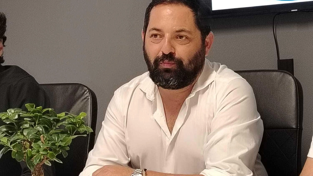 Luciano Pace diventa presidente del Soccer Trani, puntando alla promozione in Eccellenza e mantenendo la Fucina di Muggiò. Luciano Pace diventa presidente del Soccer Trani, puntando alla promozione in Eccellenza e mantenendo la Fucina di Muggiò.
