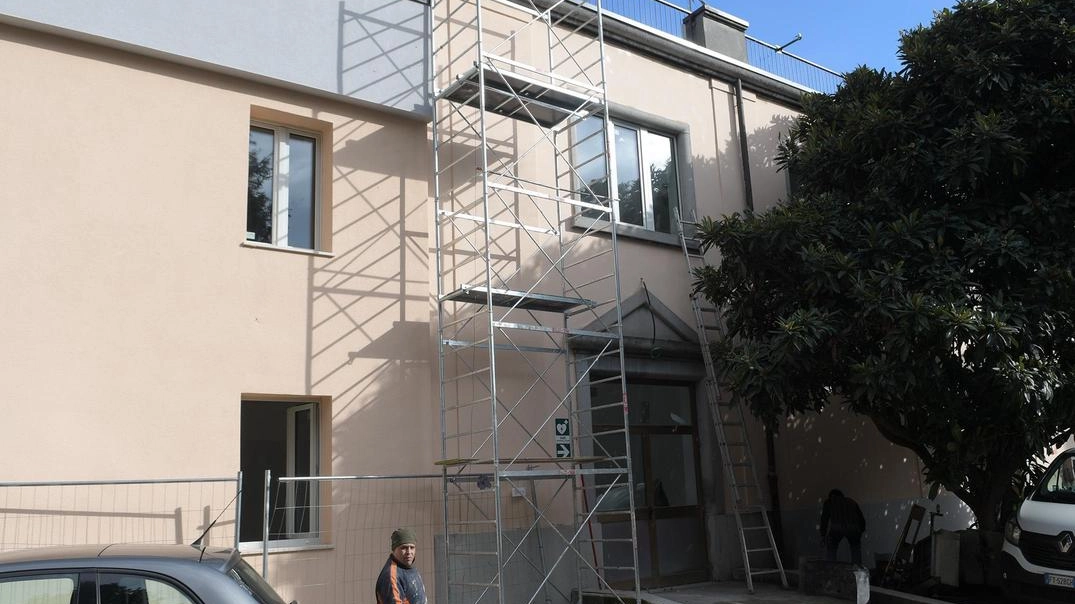 Nella “palestra dei sospiri“ i lavori di ristrutturazione si sono fermati al 60% L’obiettivo ora è finire entro l’estate Nella “palestra dei sospiri“ i lavori di ristrutturazione si sono fermati al 60% L’obiettivo ora è finire entro l’estate