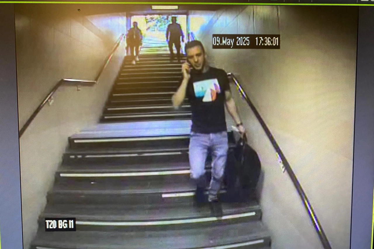 Emanuele De Maria alla fermata Bignami della metropolitana M5 poco dopo l'omicidio di Chamila: il telefonino e la borsa sono quelli della donna