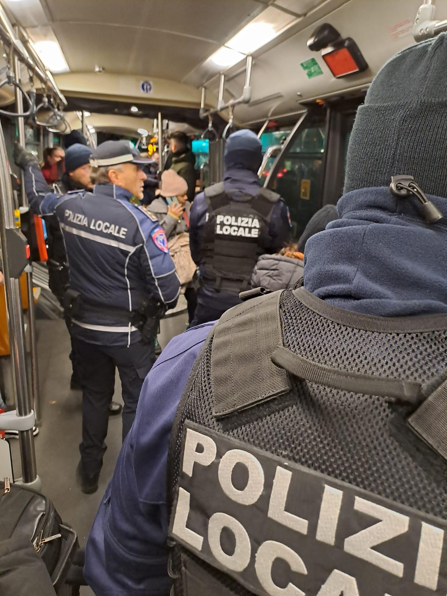 furti a raffica sulle banchine della metro a milano i ladri usano la tecnica della giacca sul braccio